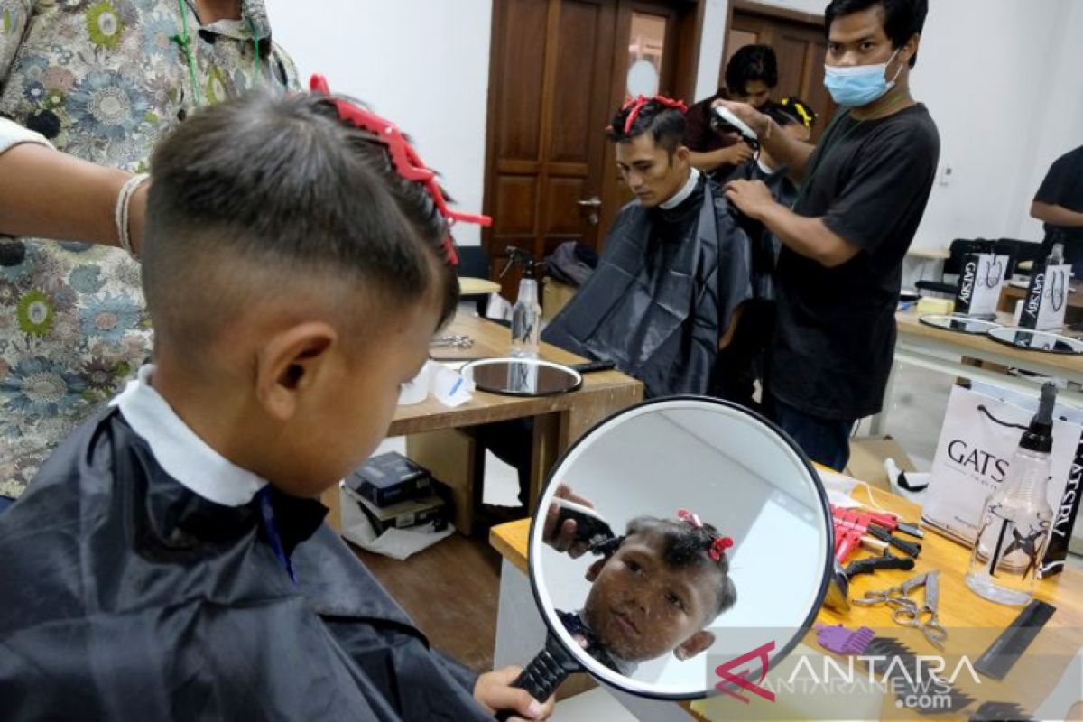 Pemkot Bukittinggi gelar pelatihan potong rambut untuk wirausahawan milenial