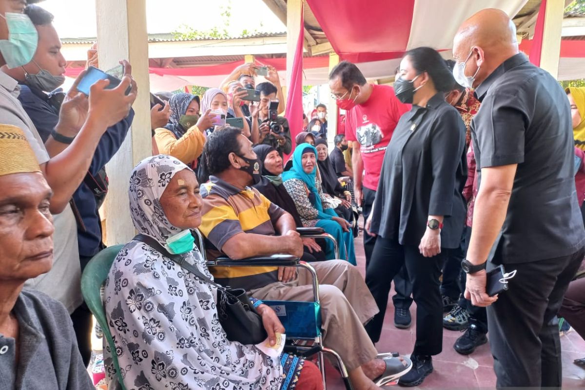 Puan Maharani dan Rudianto Tjhen Sapa  Ratusan Pasien Operasi Katarak Gratis Rudi Center