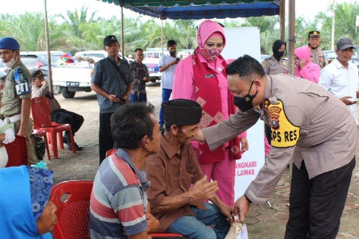 Polres Palas beri bantuan 500 paket sembako kepada kaum dhuafa hingga anak yatim