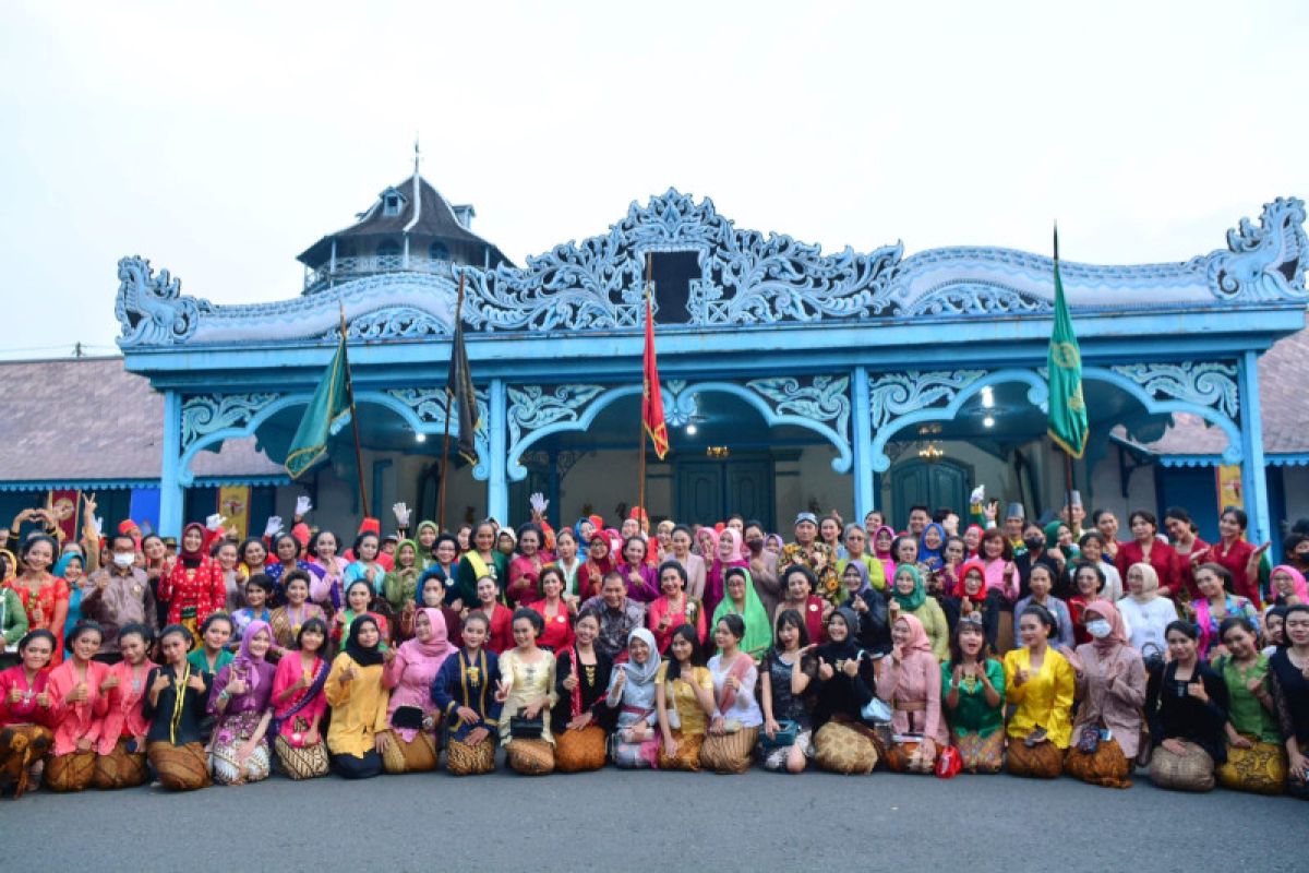 Setelah parade di Solo, seratusan komunitas inginkan Hari Kebaya Nasional