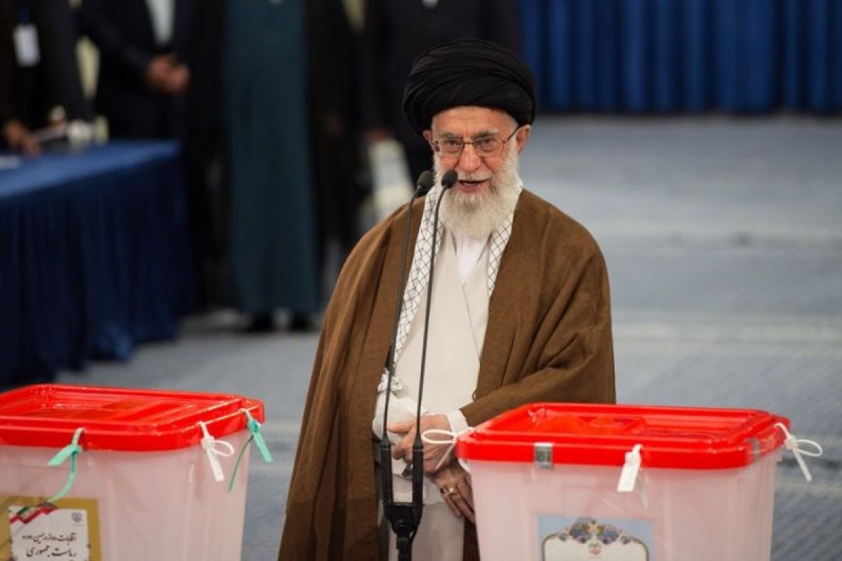 Ayatollah Khamenei pimpin shalat jenazah Presiden Iran Ebrahim Raisi dan rombongan