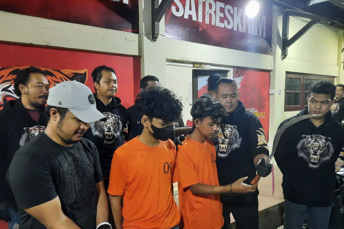 Patroli polisi amankan empat anggota geng motor bersenjata tajam