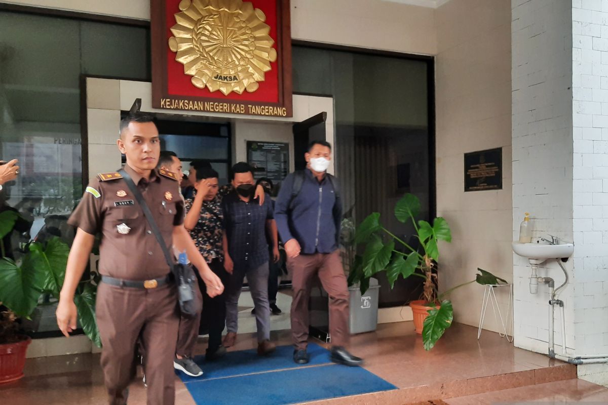 Mantan anggota DPRD Kabupaten  Tangerang tersangka korupsi menyerahkan diri