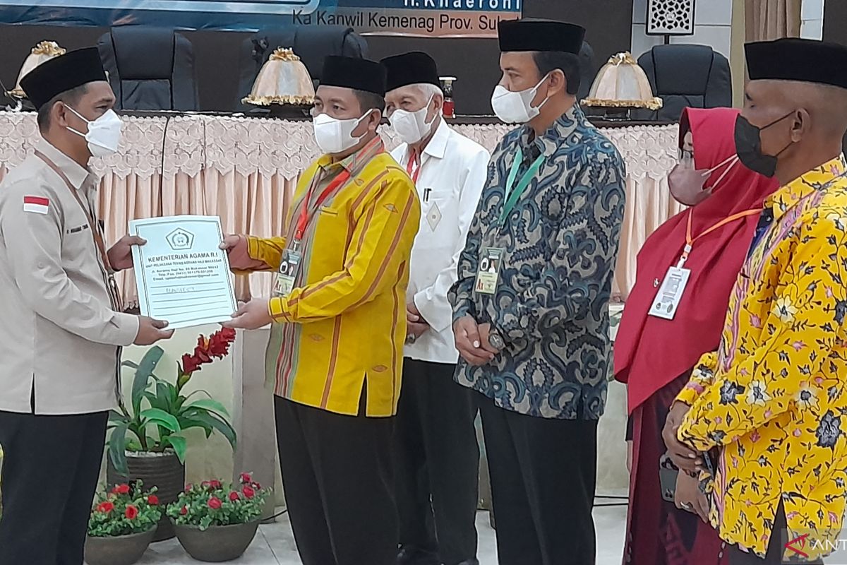 Pemprov Sultra Serahkan JCH Kloter 6 ke Embarkasi Makassar