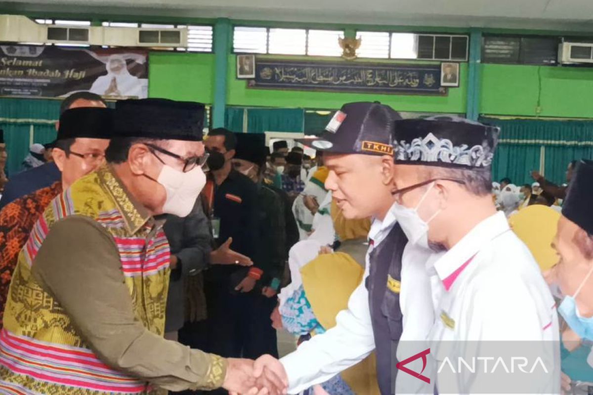 Wagub NTT berangkatkan JCH dari Embarkasi Surabaya