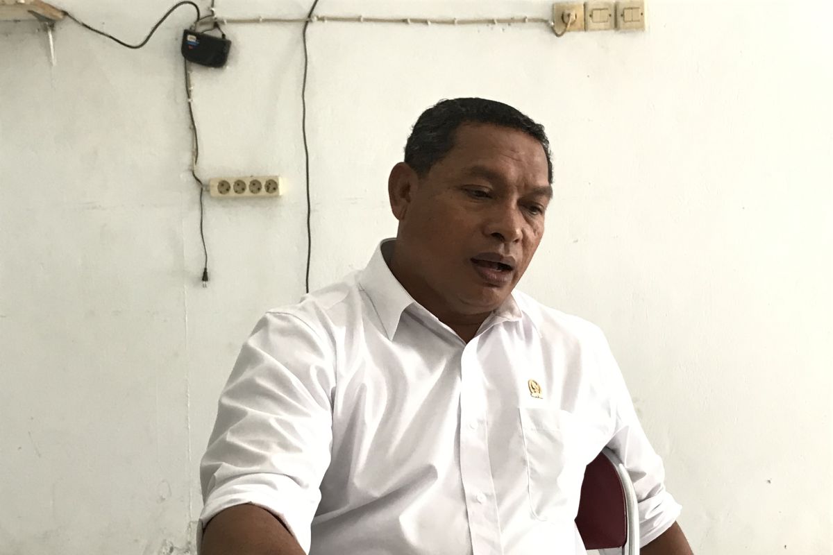 DPRD Ambon minta Disperindag melakukan operasi pasar