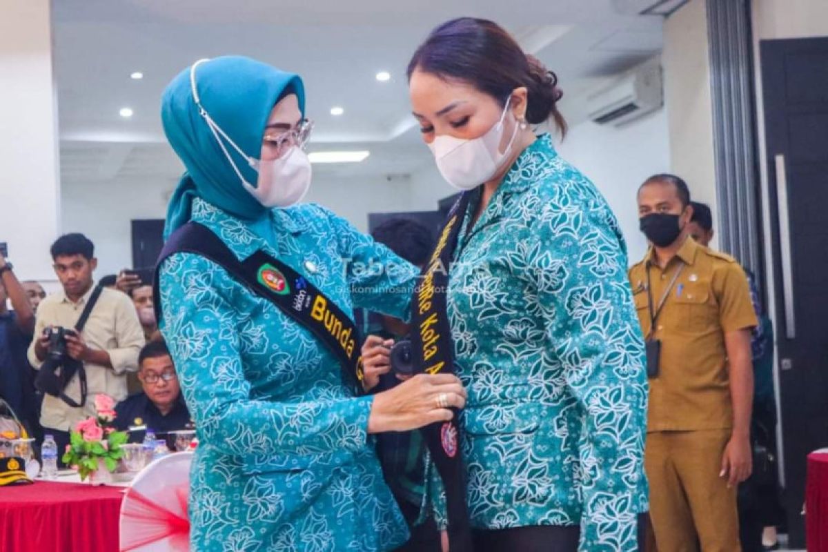 Ketua TP-PKK kota Ambon Lisa Wattimena dikukuhkan sebagai Bunda Genre