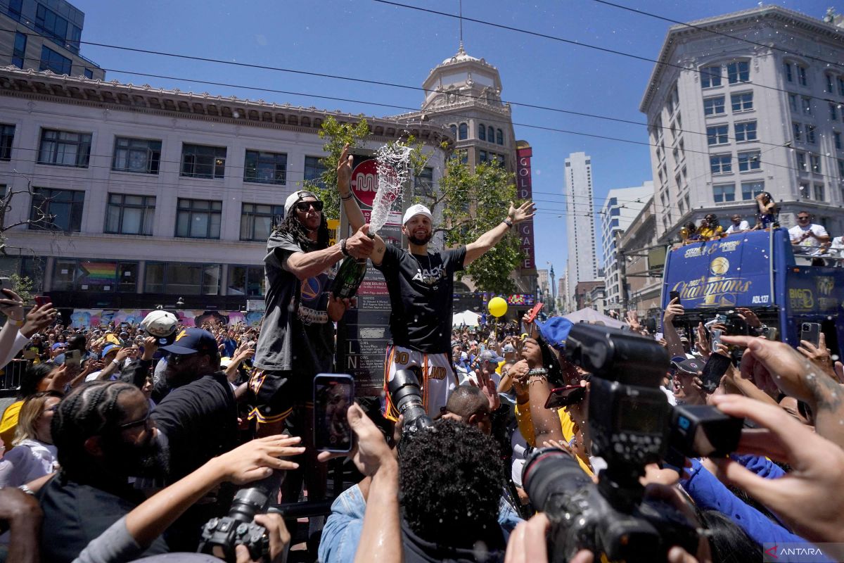 Warriors rayakan sukses juara NBA dengan parade, sampanye, dan es krim