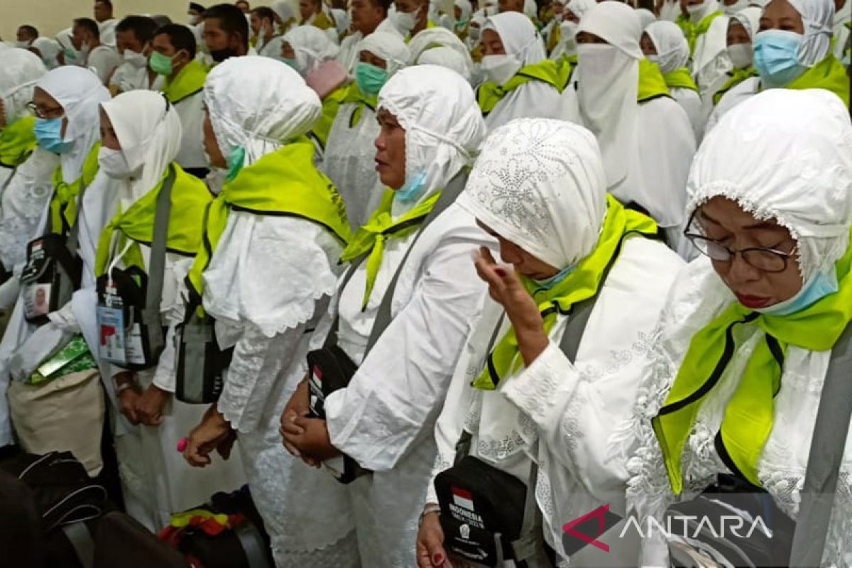 Berlinang air mata, calon haji Kloter 4 Makassar tinggalkan Indonesia