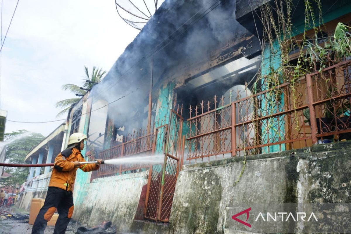 Sebuah rumah di pemukiman padat penduduk di Pekanbaru ludes terbakar