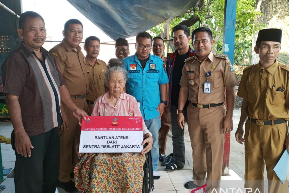 KNPI Kabupaten  Tangerang salurkan bantuan kursi roda untuk lansia