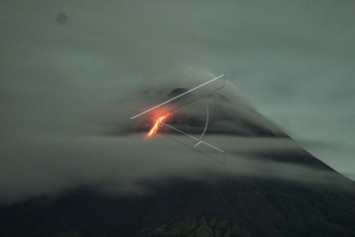 Gunung Merapi luncurkan guguran lava pijar delapan kali dan sejauh 1,8 km