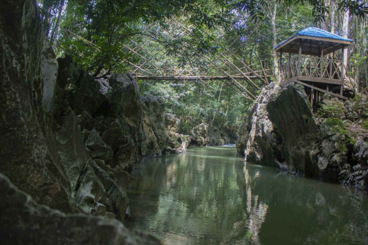 Pesona alami wisata Watu Badinding Desa Liyu di Geopark Meratus