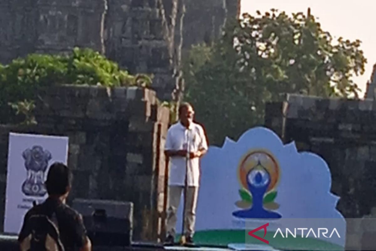 Kedubes India gelar Perayaan Hari Yoga di pelataran Candi Prambanan