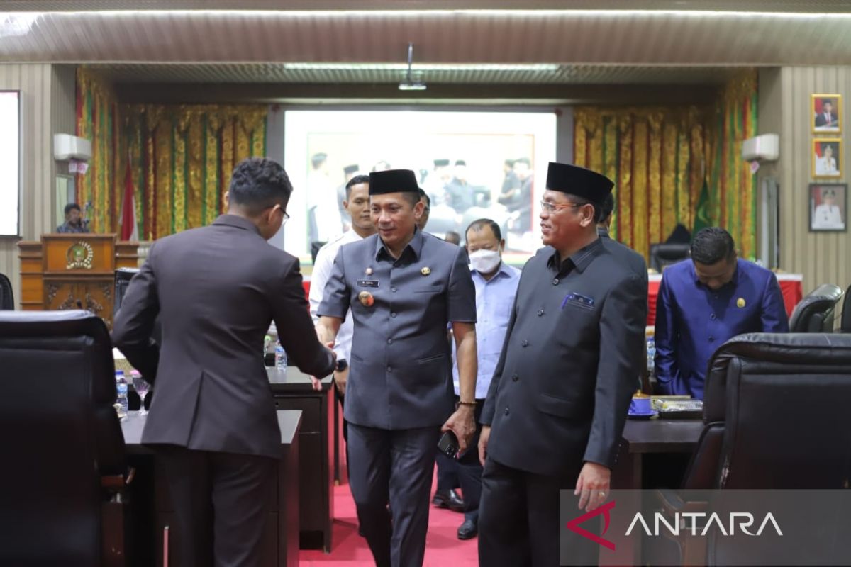 Bupati Meranti beri jawaban atas pandangan umum terhadap Ranperda ke DPRD