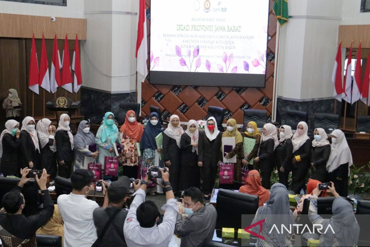 Istri anggota DPRD Jabar dan Bogor berikan bantuan untuk anak disabilitas