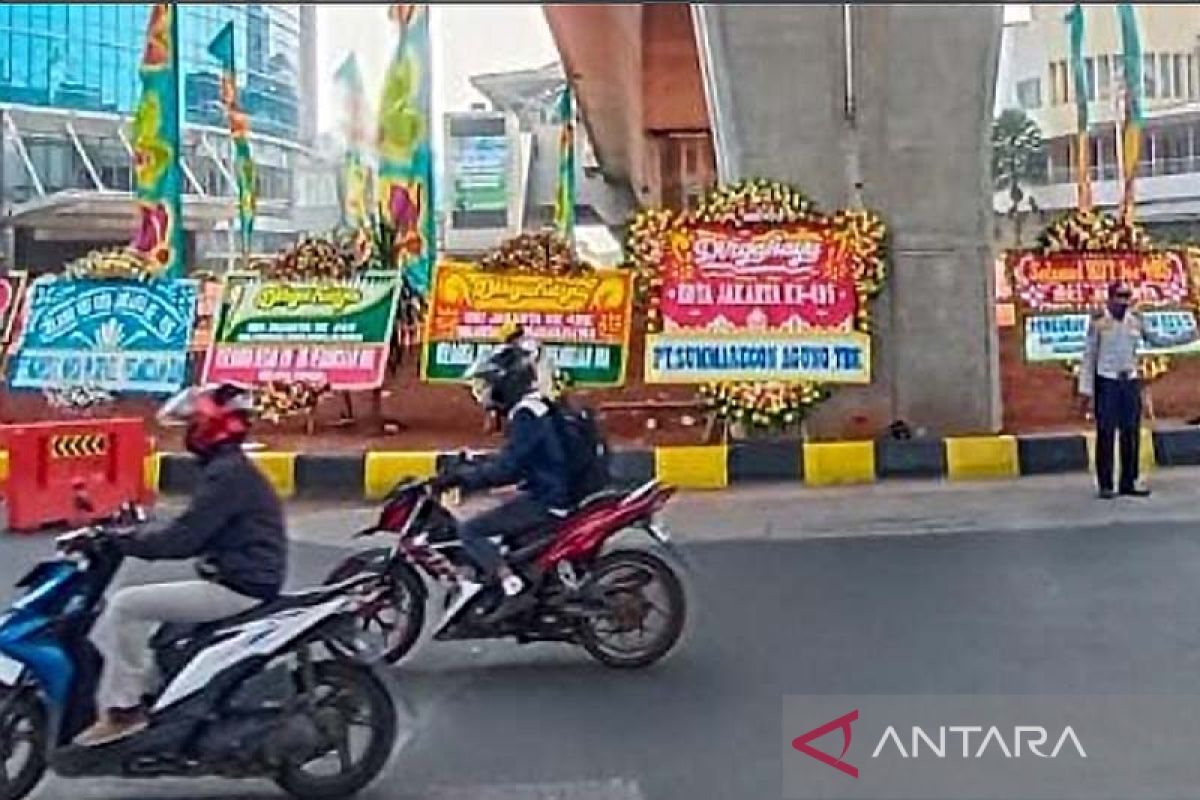 Kelapa Gading dipercantik dengan karangan bunga jelang HUT DKI