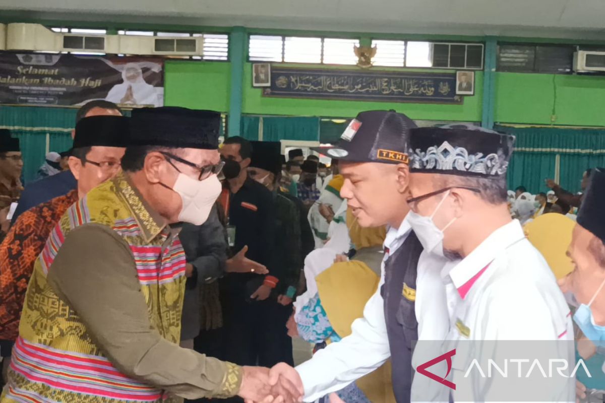 Wagub NTT berangkatkan jamaah calon haji melalui Embarkasi Surabaya