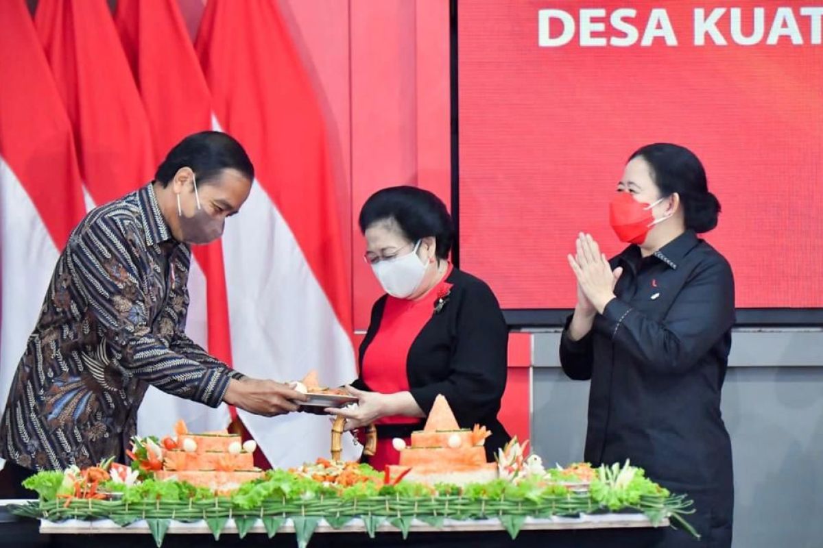 Presiden Jokowi serahkan potongan pertama tumpeng hut kepada Megawati