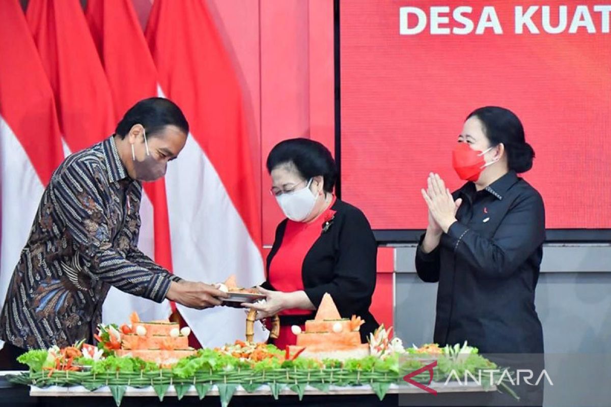 Jokowi serahkan potongan pertama tumpeng HUT kepada Megawati