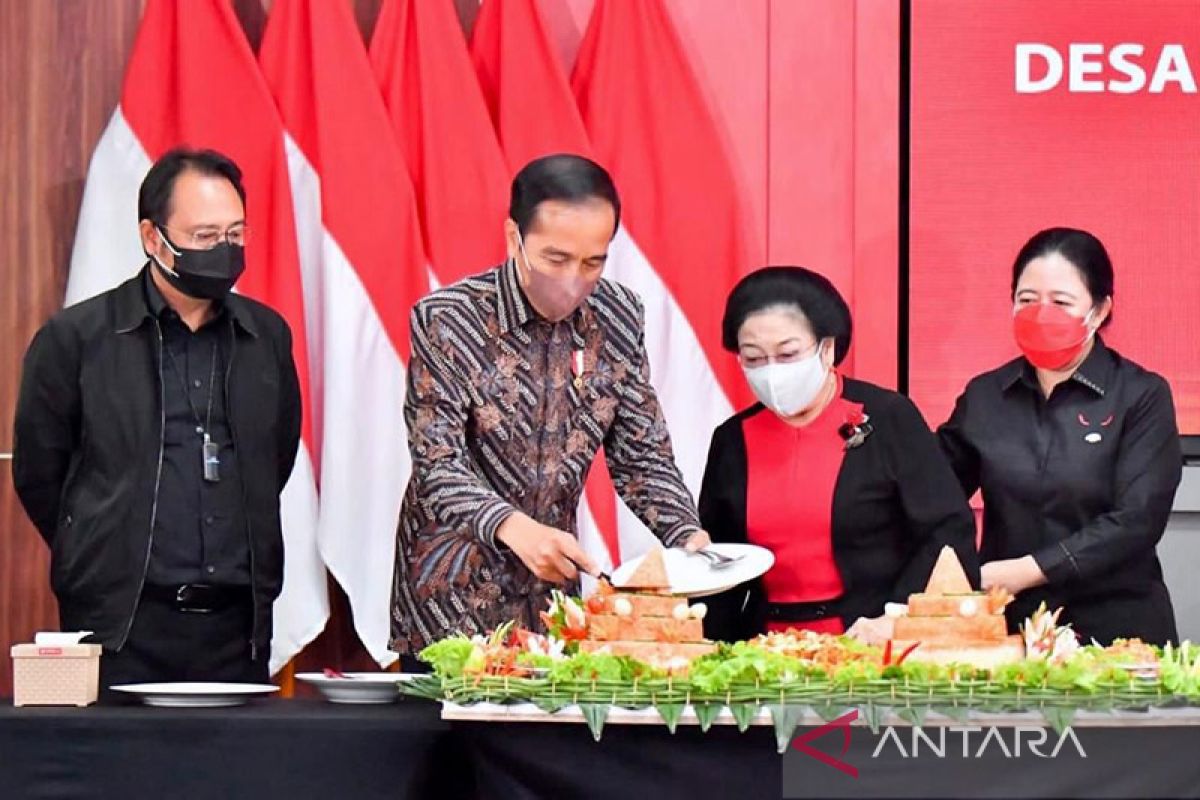PDI Perjuangan beri kejutan nasi tumpeng ulang tahun kepada Jokowi