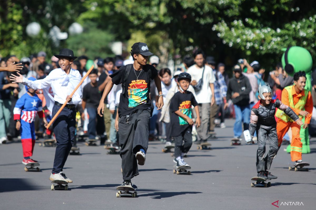 Ratusan skater ikuti parade skateboard di Surabaya