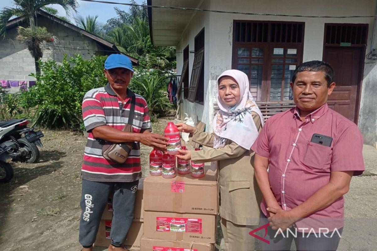 Legislator bantu 105 liter herbisida untuk petani Aceh Tamiang