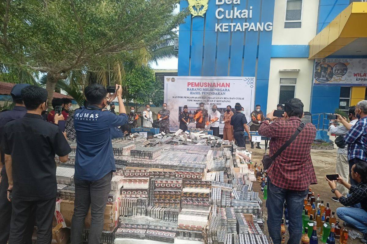 KPPBC Tipe Madya Pabean C Ketapang musnahkan barang Negara senilai lebih Rp 1 Miliar