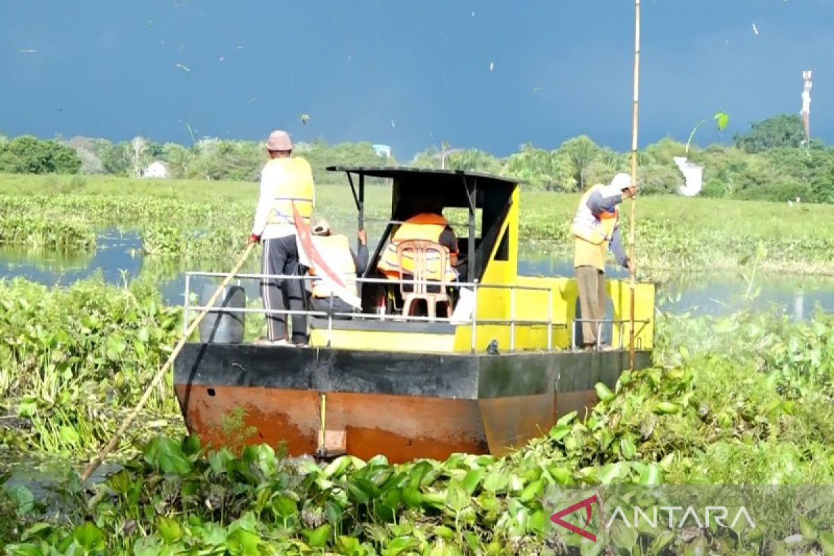 Nelayan HSU membikin kapal pencacah gulma