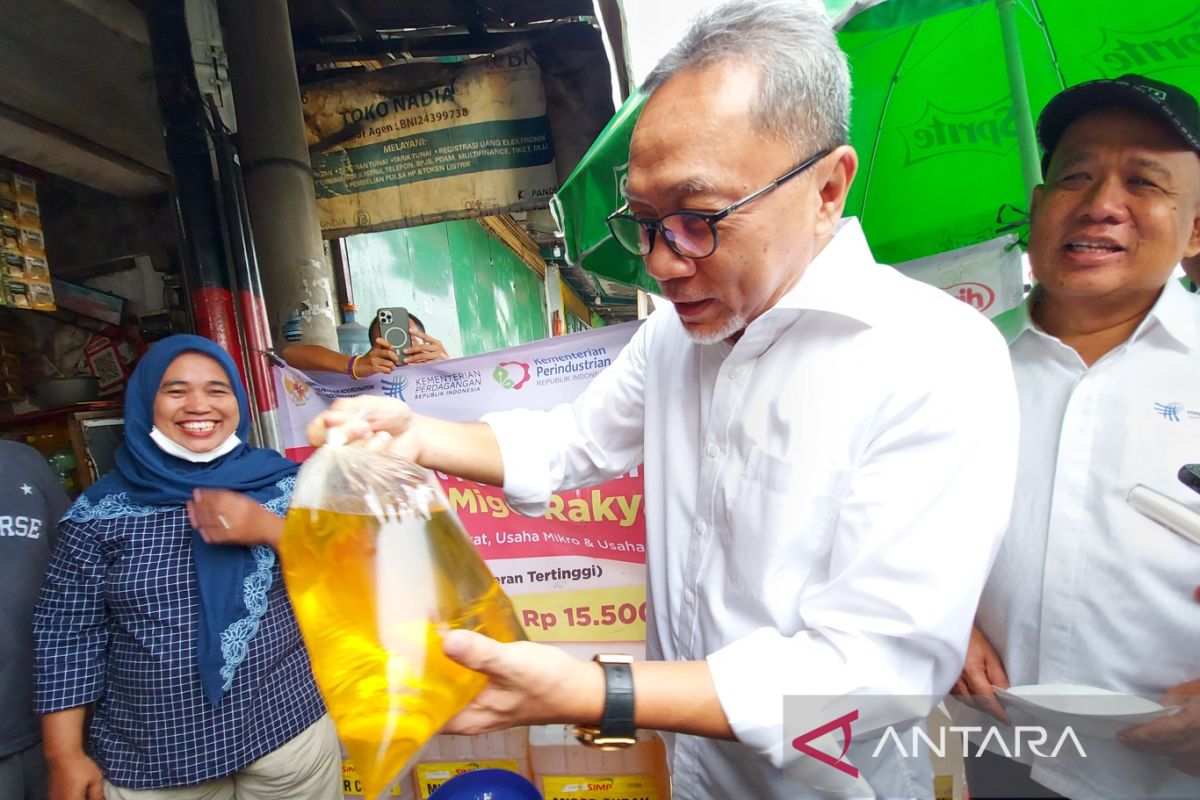 Mendag Zulkifli Hasan sidak pasar pastikan minyak goreng Rp14 ribu dan tidak antre