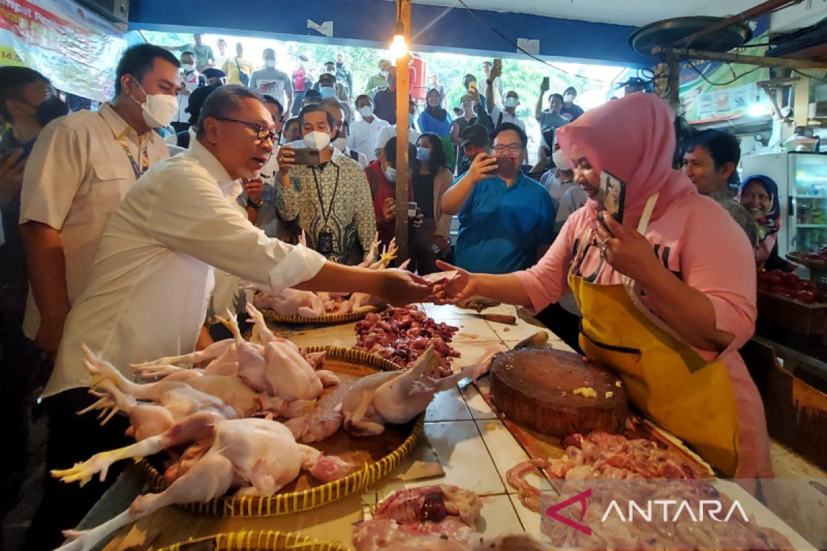 Mendag borong dagangan saat sidak harga di Pasar Klender Jakarta