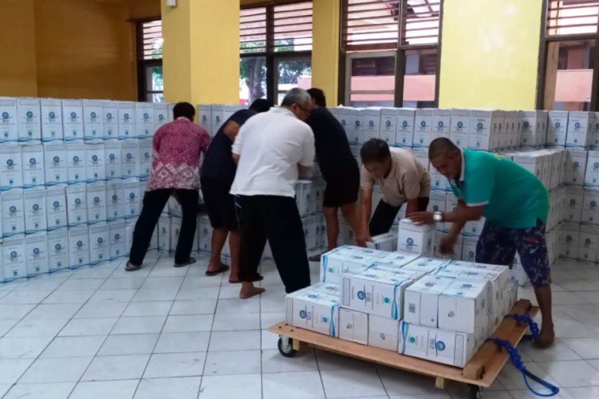 Sebanyak 6.552 galon zamzam tiba di Asrama Haji Embarkasi Surabaya