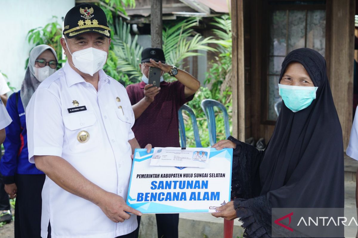 Bupati santuni korban kebakaran Gumbil dan puting beliung Bamban