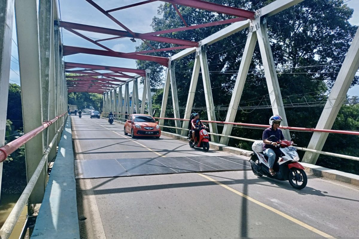 Lantai jembatan utama Paringin kembali dipasang pelat besi