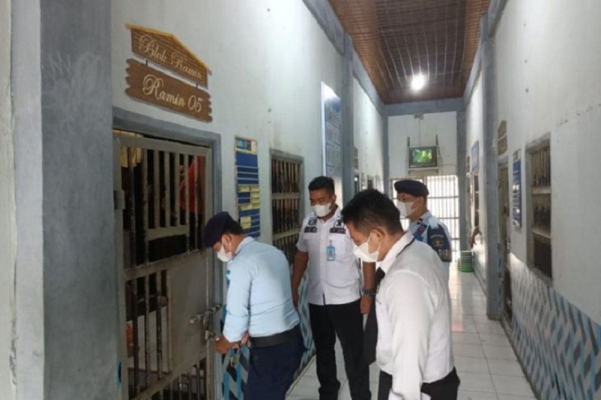 Antisipasi kunci duplikat, Lapas Tembilahan Inhil tukar gembok kamar tahanan