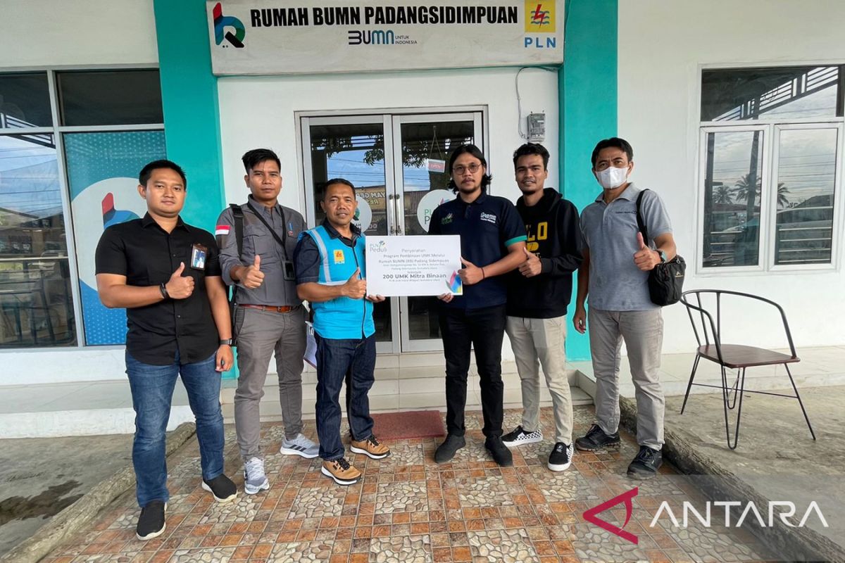 PLN Padang Sidempuan serahkan program pembinaan UMK