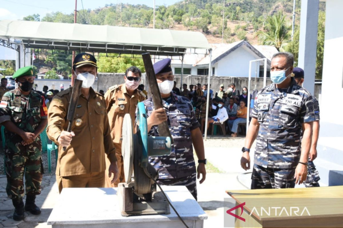 Warga perbatasan RI-Timor Leste serahkan senjata rakitan kepada TNI