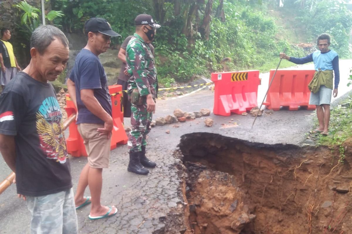 BPBD imbau pengendara hati-hati melintas di jalan ambles Munjungan