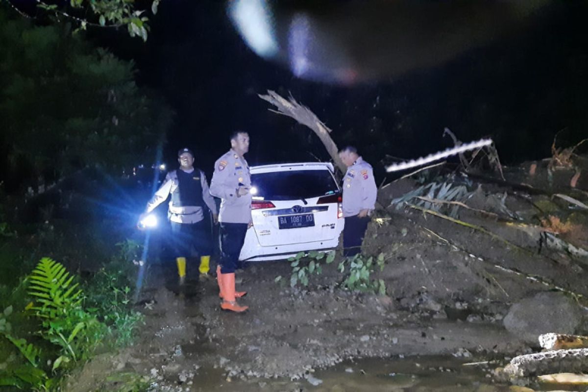 Hingga Rabu pagi, akses transportasi menuju Talu Pasaman Barat masih terputus akibat longsor