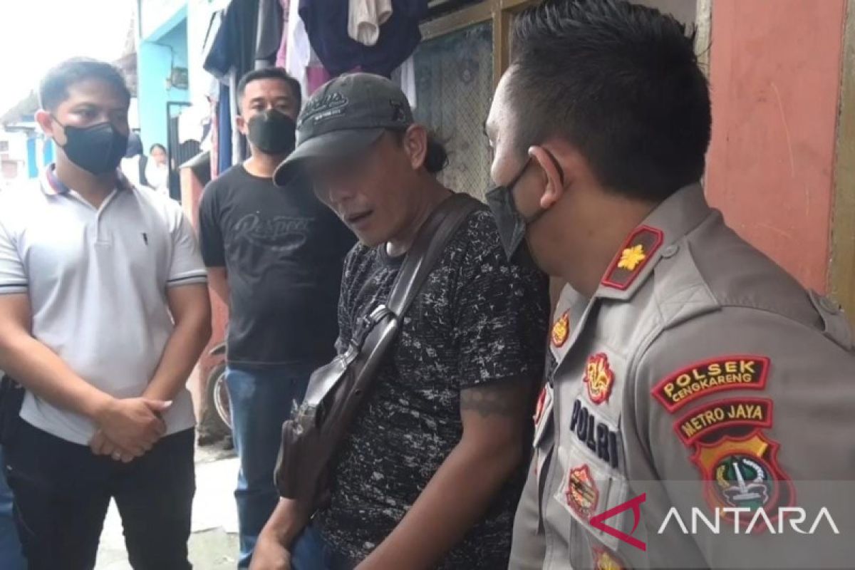 Polisi tangkap dua oknum ormas yang peras kontraktor di Cengkareng