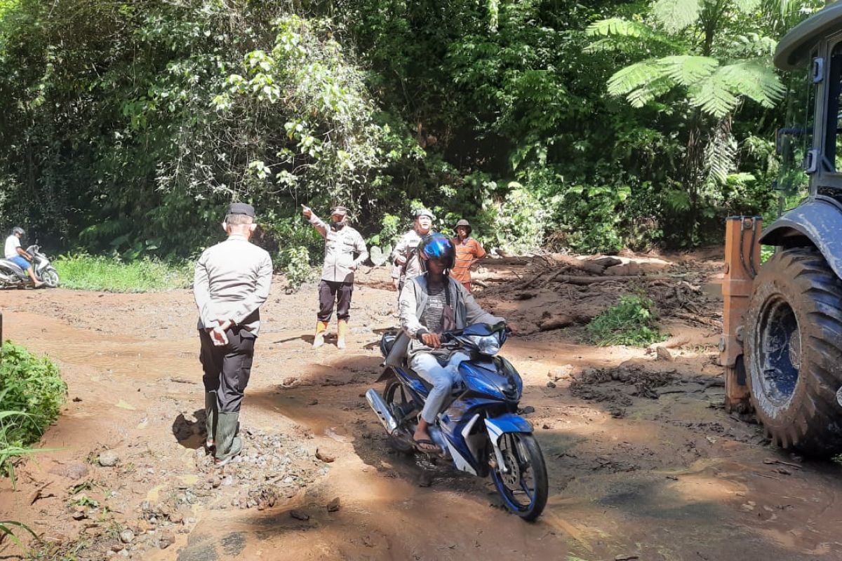 Sempat putus akibat longgor, akses jalan menuju Talu Pasaman Barat sudah bisa dilalui kendaraan