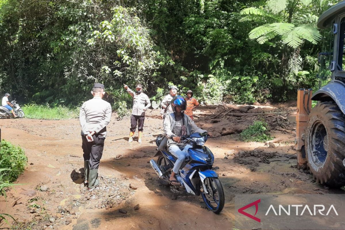 Sempat terputus akibat longsor, akses transportasi Kajai-Talu Pasbar kembali terbuka