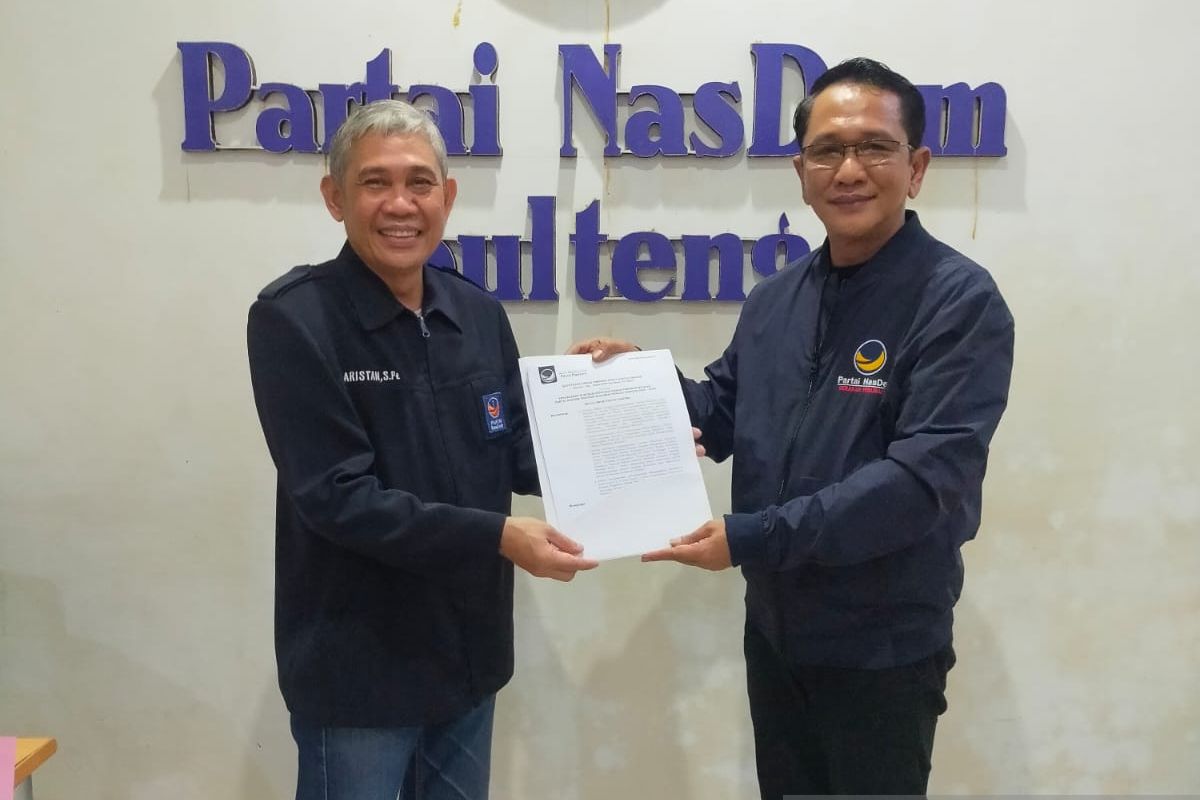 DPW NasDem Sulteng serahkan SK ke pengurus baru