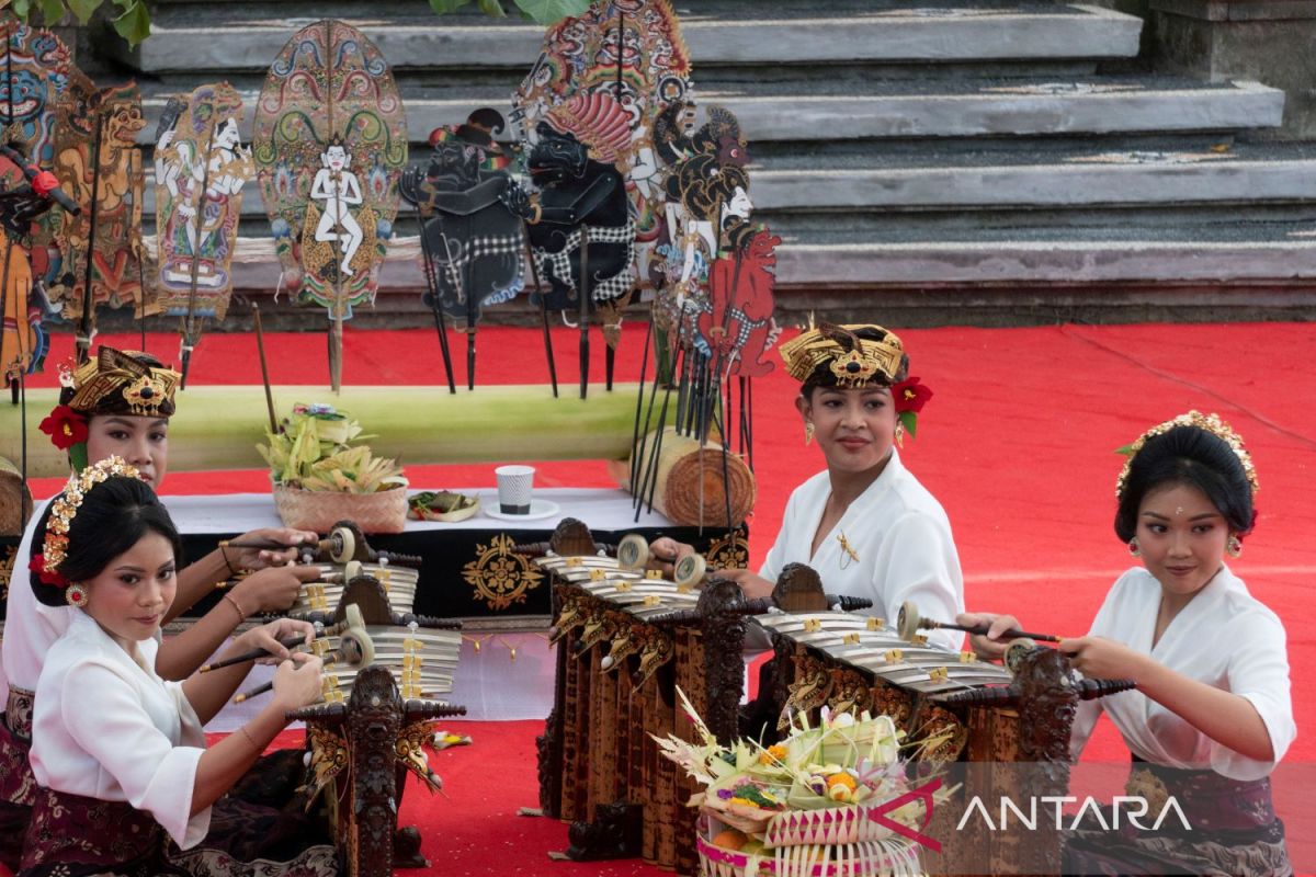 Seniman cilik dari Denpasar dan Karangasem adu jago main gamelan