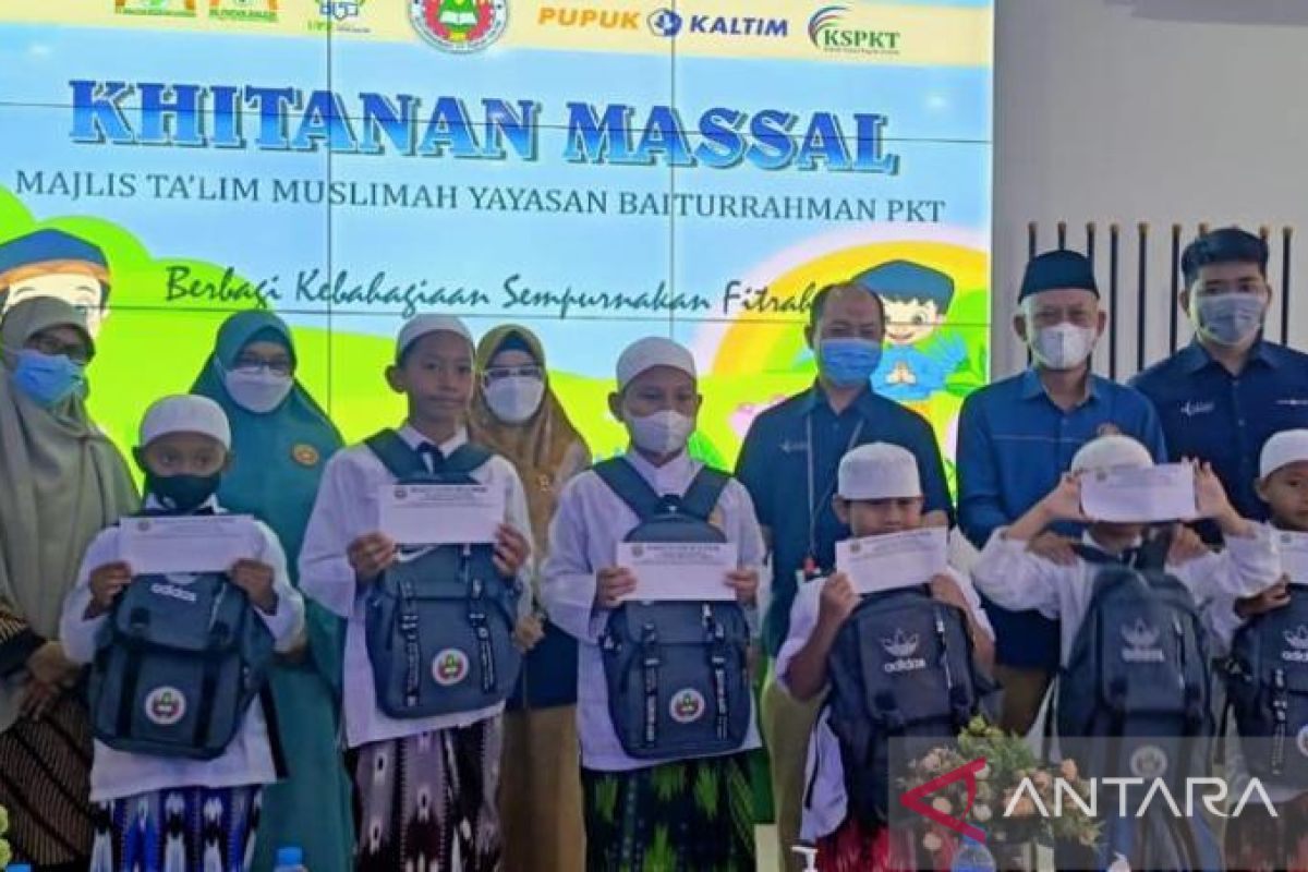 Majelis Taklim Muslimah Yayasan Baiturrahman gelar khitan