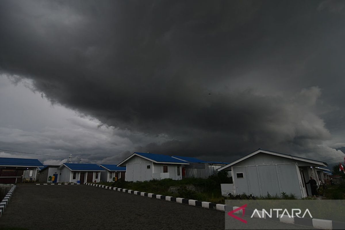 Hujan ringan hingga lebat diprakirakan turun di sejumlah kota besar