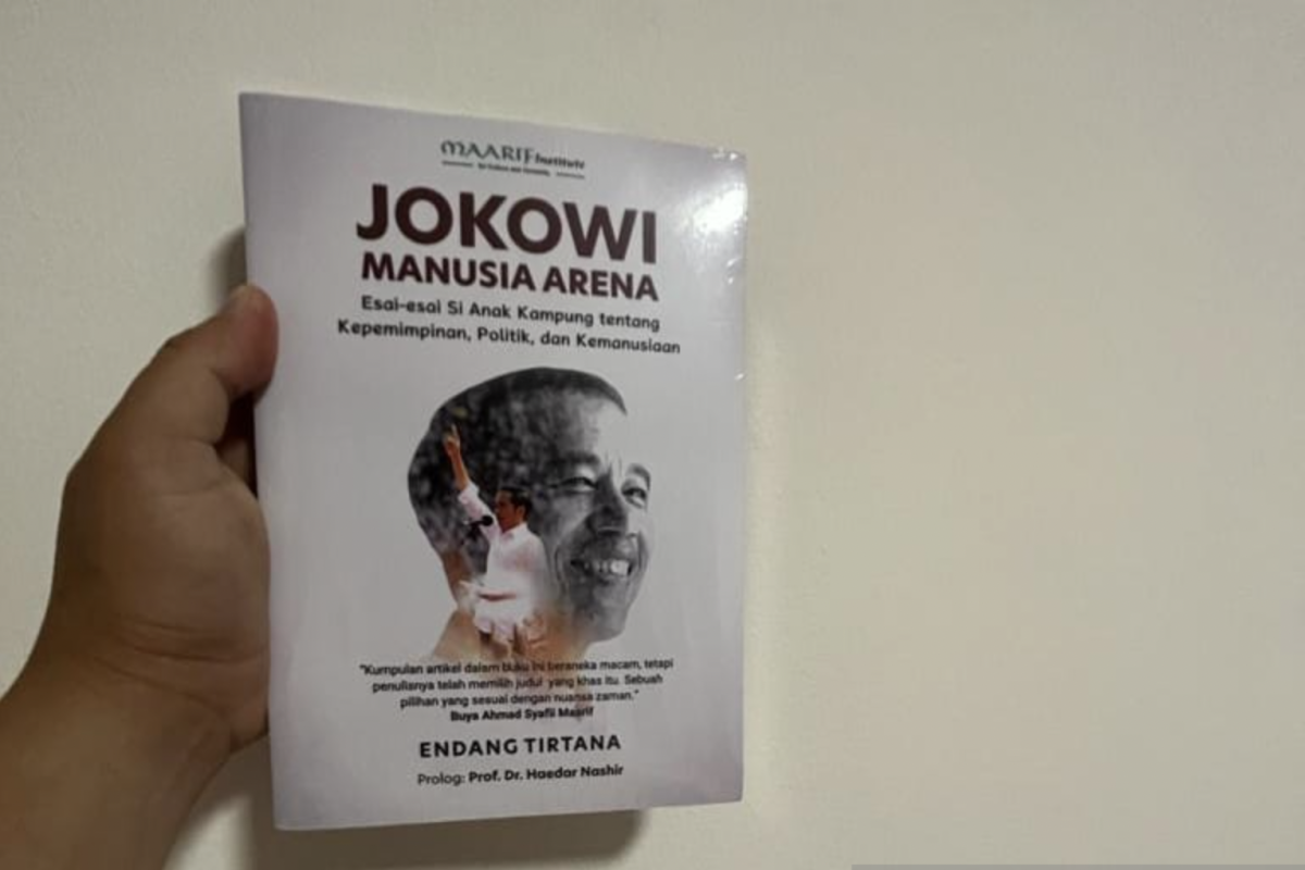 Peneliti senior Maarif Institute Endang Tirtana persembahkan buku untuk HUT Presiden Joko Widodo