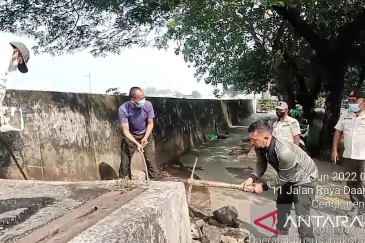 Satpol PP bongkar lapak liar di Cengkareng Jakarta Barat