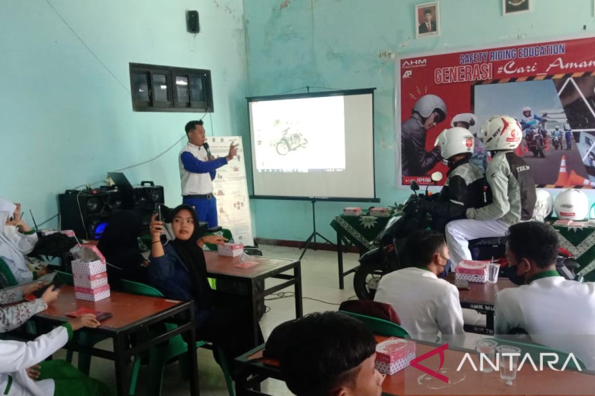 Honda Bekali Ilmu Safety Riding di SMK Muhammadiyah 1 Palu TEMA " Generasi #Cari_aman "