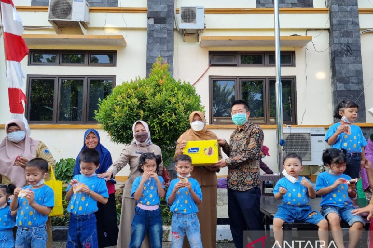 Semarakkan HUT Jakarta, Yili Indonesia bagikan ribuan es krim gratis